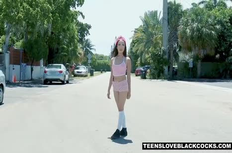 Молоденькая Kiley Jay стонет на толстом черном болте №1
