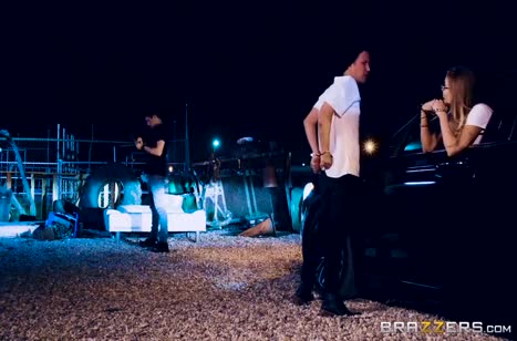 Мужики трахают шлюшку блондинку прямо на улице №2