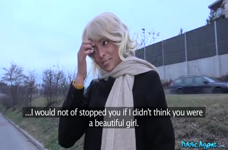 Беловолосую негритянку зажали в углу перед камерой №1
